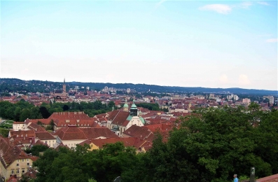 Widok z wieży zegarowej na wzgórzu zamkowym Schlossberg.